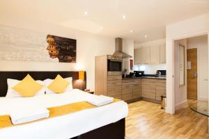 Staycity Aparthotels Edinburgh West End的厨房或小厨房