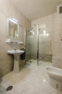 坎德莱达Hostal La Pastora的带淋浴、盥洗盆和卫生间的浴室