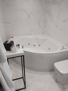 柯科迪迪恩公园酒店的白色的浴室设有浴缸和卫生间。