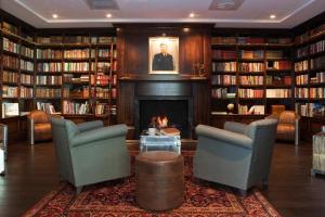 莫斯斯托维酒店的图书馆配有两把椅子和壁炉