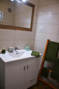 科英布拉Casa da Nonô的一间带水槽和镜子的浴室