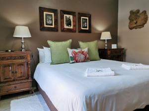 贝尔维尔爱克塞伦特旅馆的卧室配有一张白色大床和两盏灯。