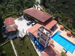 AguadasParaíso Tropical的享有带游泳池的别墅的顶部景致