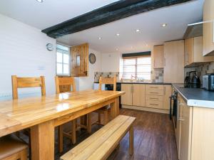 艾恩布里奇IRONBRIDGE - 18th CENTURY THREE BEDROOM COTTAGE - 6 BEDS的厨房配有木桌和台面