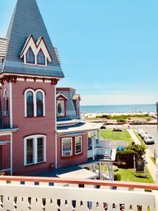 五月岬郡赛安格住宿加早餐旅馆的海滩上的房子,背景是大海