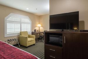 森尼维耳市森尼韦尔旅游酒店的配有一张床和一台平面电视的酒店客房
