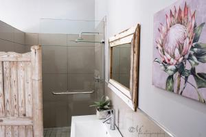 博福特西@Mango's的带淋浴、盥洗盆和镜子的浴室
