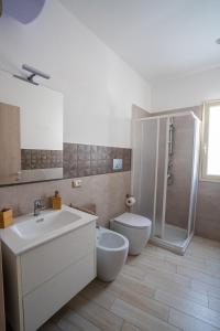 科米索CASA STELLA的一间带水槽、卫生间和淋浴的浴室