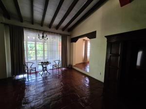库埃纳瓦卡卡萨殖民酒店-仅限成人入住的客厅配有桌椅和窗户。