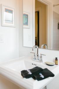 棕榈泉Les Cactus的白色的浴室设有水槽和镜子