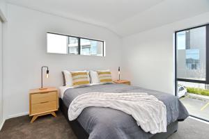 基督城Salisbury Style - Brand new city apartment - Christchurch Holiday Homes的白色的卧室设有床和窗户