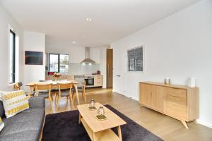 基督城Salisbury Style - Brand new city apartment - Christchurch Holiday Homes的客厅配有沙发和桌子