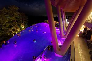 西归浦市大自然隐藏悬崖酒店 的一群人晚上在游泳池游泳