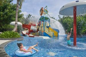 三亚三亚海棠湾君悦酒店（连住特惠，毗邻68美食街）的两个孩子在水上公园玩耍