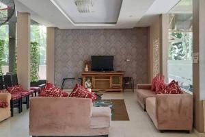 茂物Pakansari Guest Inn Mitra RedDoorz的带沙发和平面电视的客厅
