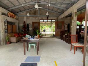 Pinagsanghan里奥度假酒店的客厅配有桌子和圣诞树