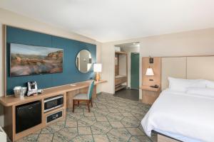 塞多纳Matterhorn Inn的配有一张床和一张书桌的酒店客房