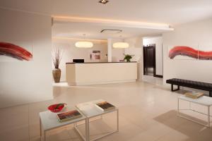 罗马帕里奥里住宅酒店的客厅配有两张桌子和一张沙发