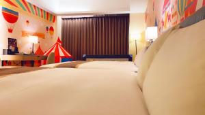 嘉义市尊皇大饭店 的酒店客房设有两张床和一张桌子。