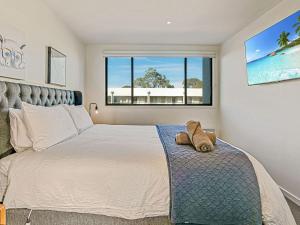 卡尔斯Saltwater Haven的一间卧室设有一张大床和一个窗户。