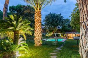 Premia de DaltVilla Can Duarry - Barcelona Country House 1的拥有两棵棕榈树和游泳池的度假村