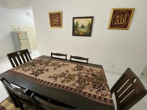 芙蓉Homestay Yarmouk的餐桌和桌布