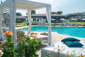 加达湖畔帕登赫美丽海湾豪华Spa度假酒店的一个带床和游泳池的庭院