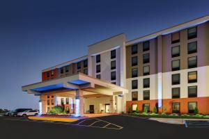 西大西洋城Holiday Inn Express Atlantic City W Pleasantville, an IHG Hotel的停车场酒店大楼的 ⁇ 染