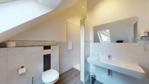 帕彭堡WH Hotels Papenburg Zentrum的白色的浴室设有水槽和卫生间。