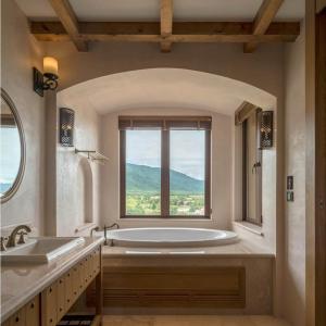 慕斯Toscana Town Square Suites的带浴缸和窗户的大浴室