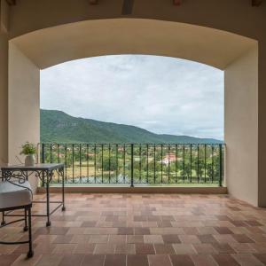 慕斯Toscana Town Square Suites的客房设有山景大窗户。