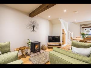 ChelmortonJames Cottage的客厅设有两张沙发和一个壁炉