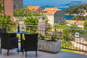察夫塔特Apartments Rilovic, City and Sea view apartments的阳台配有桌椅,享有水景。