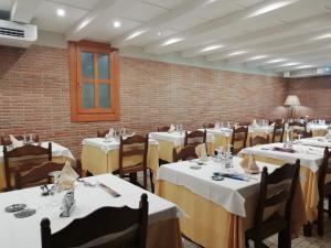 Albergo Ristorante Leon d'Oro餐厅或其他用餐的地方