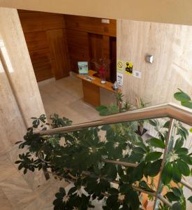 卢戈卢戈城市公寓酒店的楼梯通往带书桌的大堂