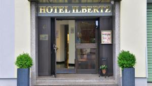 科隆依贝茨嘉利酒店的酒店大堂,设有酒店图书馆的入口