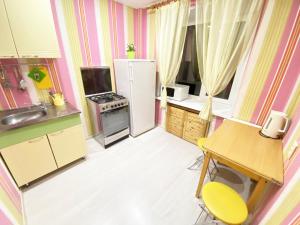 Apartment Levchenko 8的厨房或小厨房