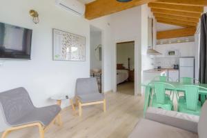 圣维森特-德拉巴尔克拉Apartamentos Rurales Las Garzas de Oyambre的一间带桌椅的客厅和一间厨房