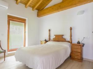 圣维森特-德拉巴尔克拉Apartamentos Rurales Las Garzas de Oyambre的卧室设有一张白色大床和一扇窗户。