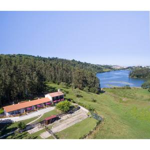 圣维森特-德拉巴尔克拉Apartamentos Rurales Las Garzas de Oyambre的享有湖畔建筑的空中景致
