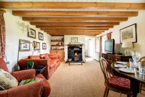 格里姆斯比Marris Cottage的带沙发和壁炉的客厅