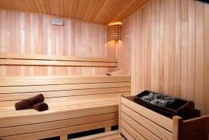 阿拉尼亚Ramira City Hotel - Adult Only (16+)的木制桑拿房,内设木浴缸