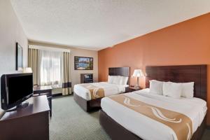 斯德伯克Quality Inn的酒店客房设有两张床和一台平面电视。