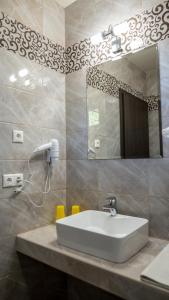 伦蒂Főnix Apartman的一间带水槽和镜子的浴室