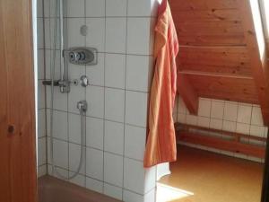 莫斯Ferienwohnung Ingeborg Schmitz的淋浴间的墙上挂着橙色毛巾