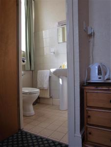 诺丁汉和兰德酒店的浴室配有盥洗盆、卫生间和盥洗盆。