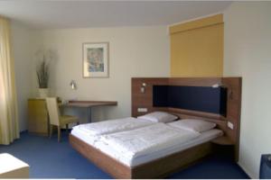 施派尔克尔法尔兹酒店的一间卧室配有一张床、一张桌子和一张桌子