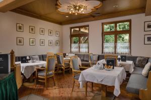 巴特圣莱昂哈德艾莫塞鲍尔酒店的一间带桌椅和吊灯的餐厅