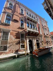 威尼斯鲁奇尼宫酒店的运河上建筑物前的船只