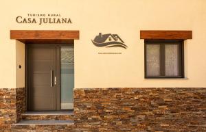 GabasaCasa Juliana Turismo的建筑物一侧有门的标志